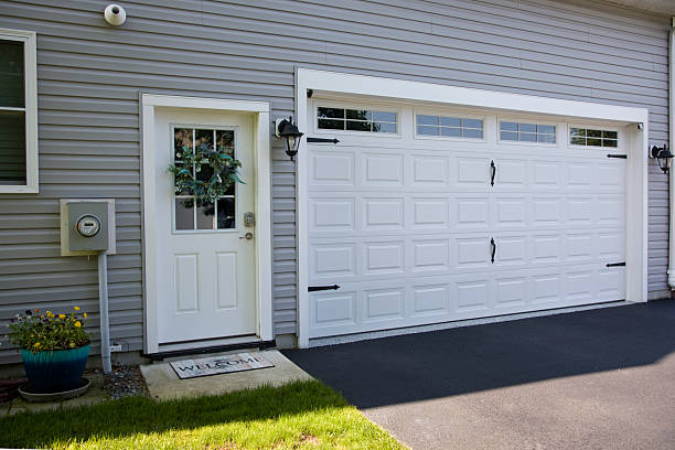 24/7 Emergency Garage Door Panel Replacement experts in Venetian Village, IL